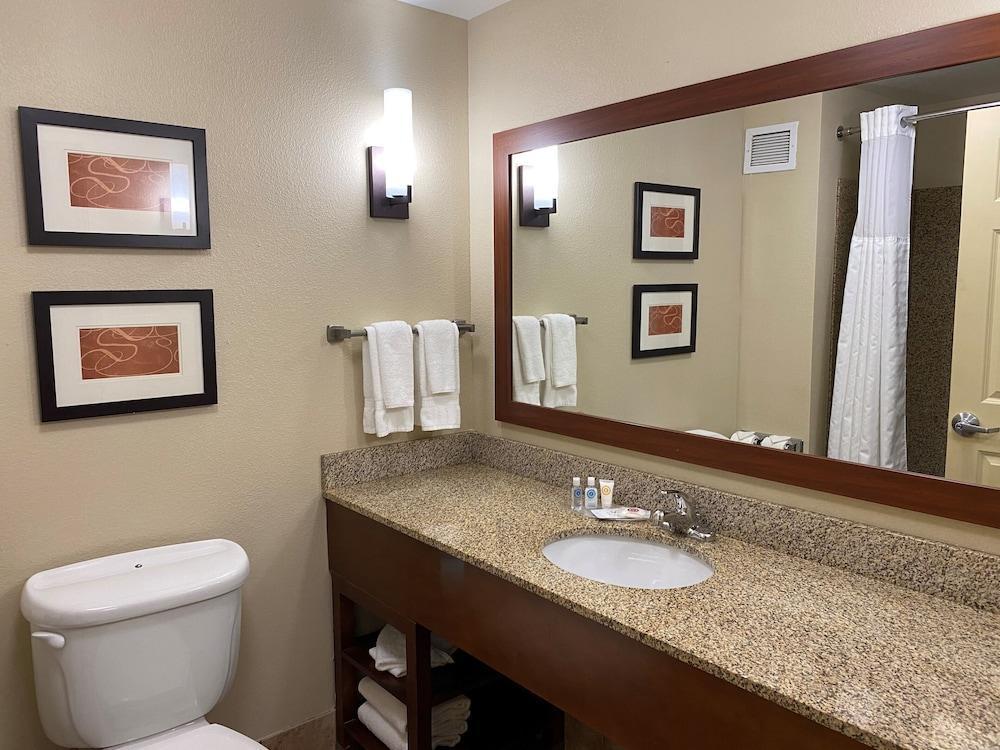 Holiday Inn Express & Suites Milwaukee Nw - Park Place By Ihg Kültér fotó