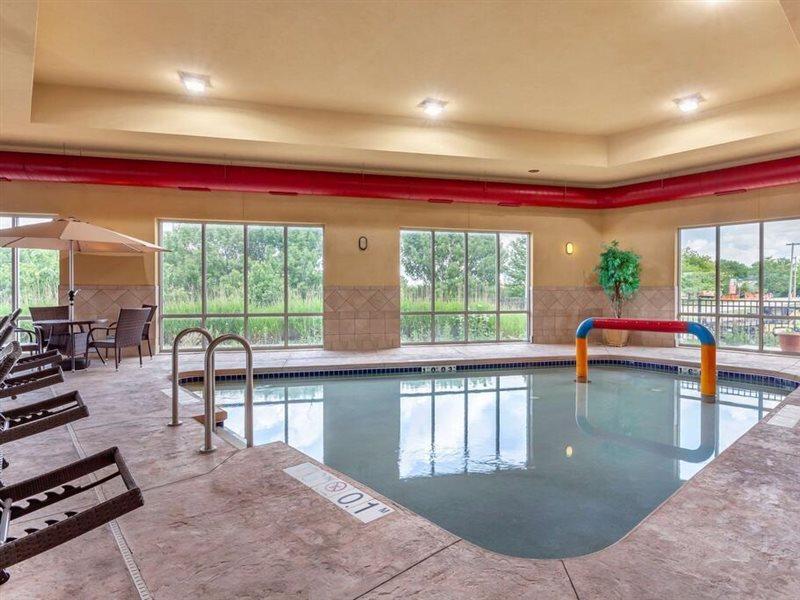 Holiday Inn Express & Suites Milwaukee Nw - Park Place By Ihg Kültér fotó