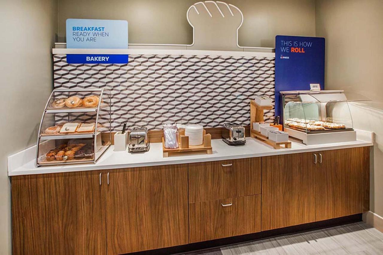 Holiday Inn Express & Suites Milwaukee Nw - Park Place By Ihg Kültér fotó