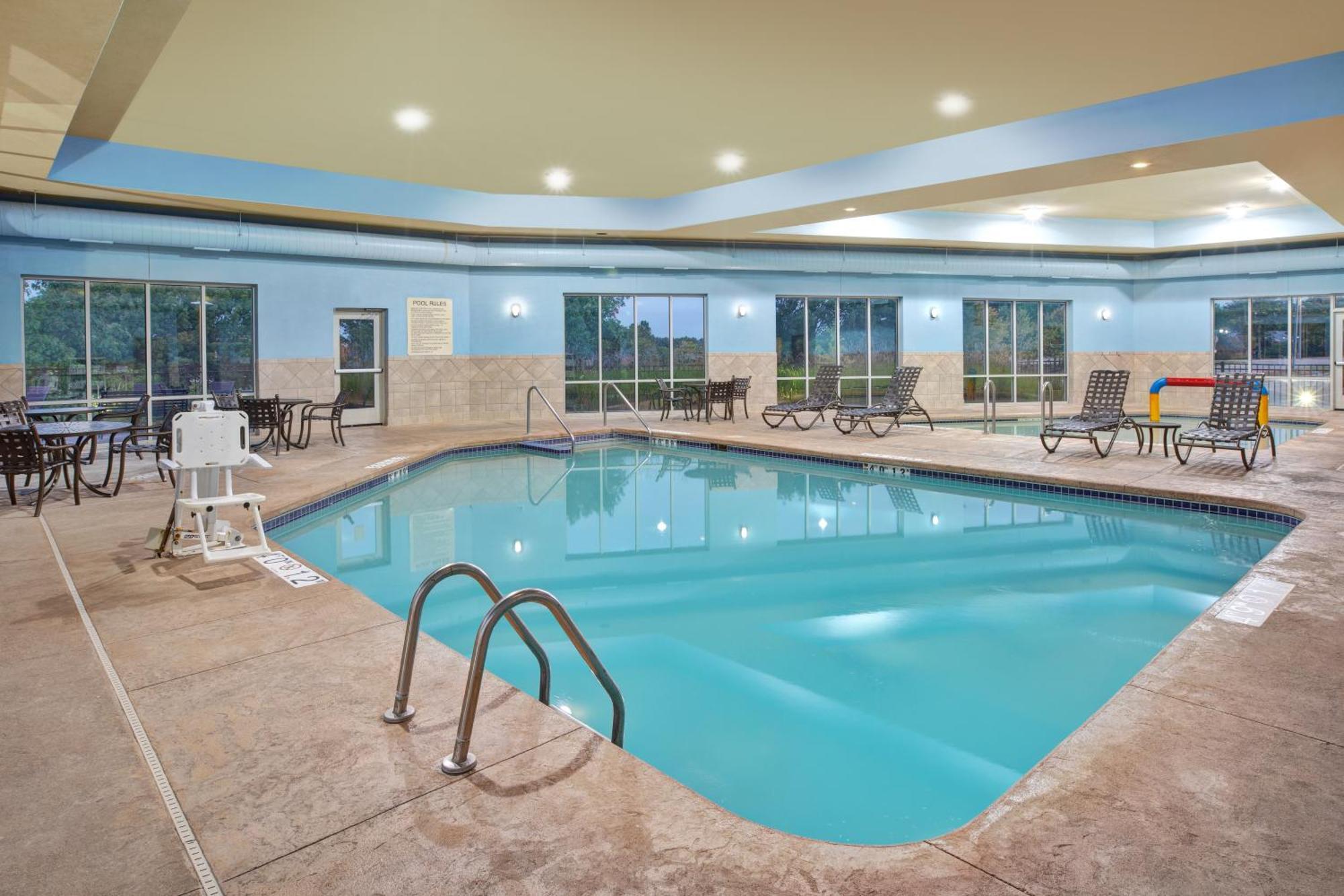 Holiday Inn Express & Suites Milwaukee Nw - Park Place By Ihg Kültér fotó