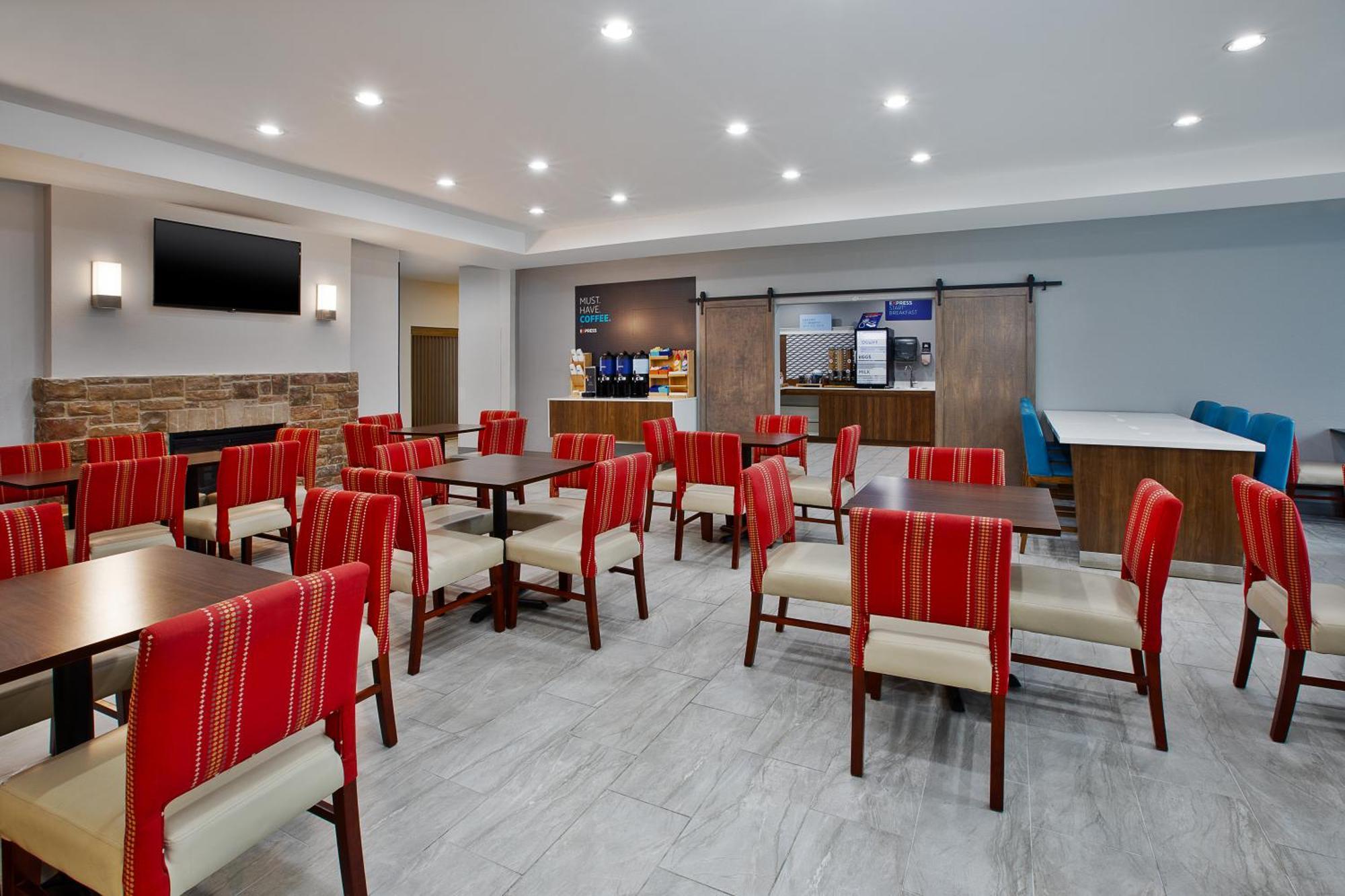 Holiday Inn Express & Suites Milwaukee Nw - Park Place By Ihg Kültér fotó