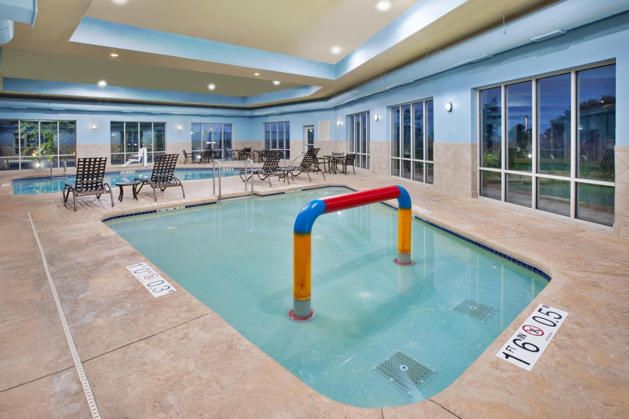 Holiday Inn Express & Suites Milwaukee Nw - Park Place By Ihg Kültér fotó