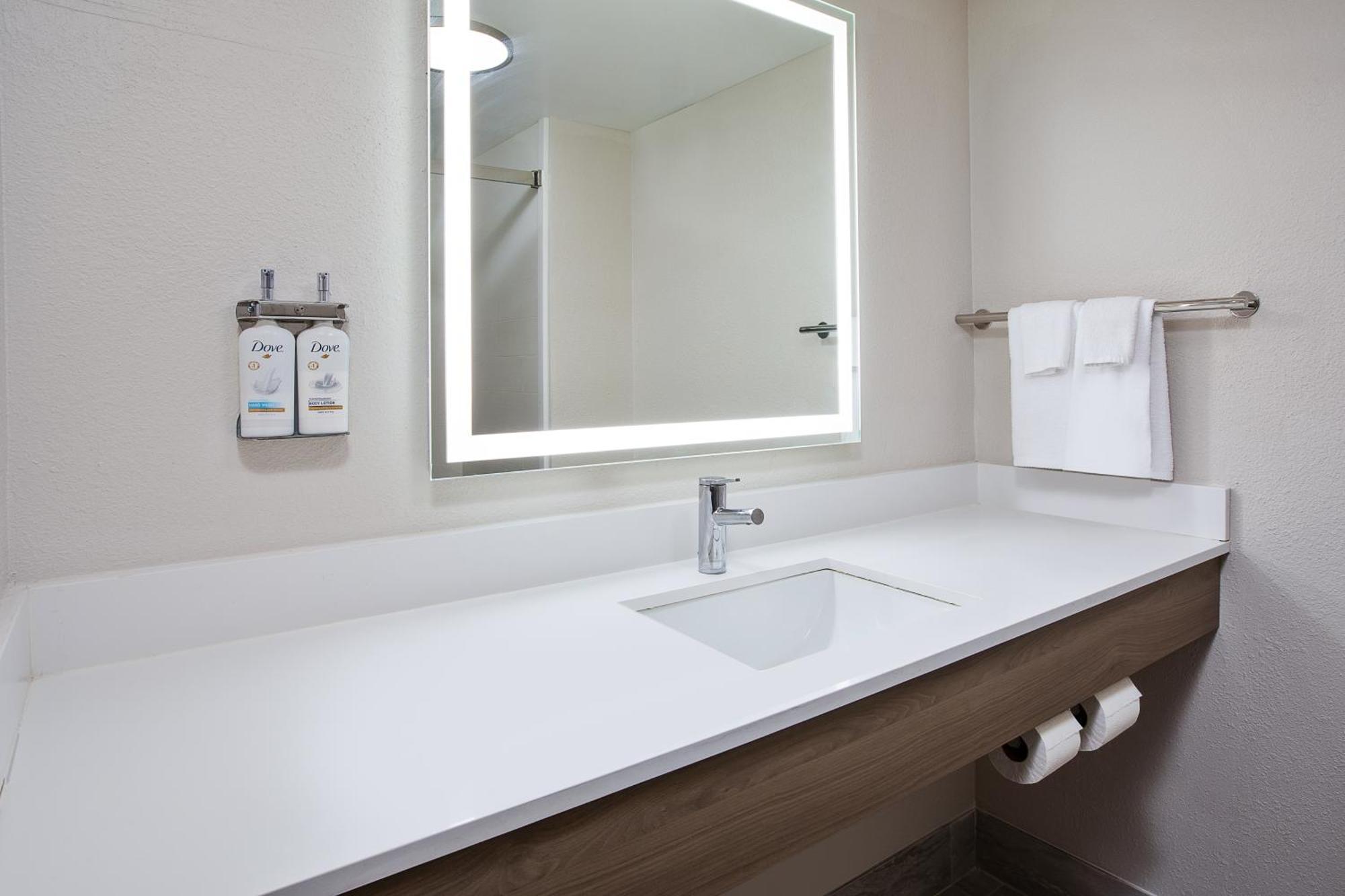 Holiday Inn Express & Suites Milwaukee Nw - Park Place By Ihg Kültér fotó