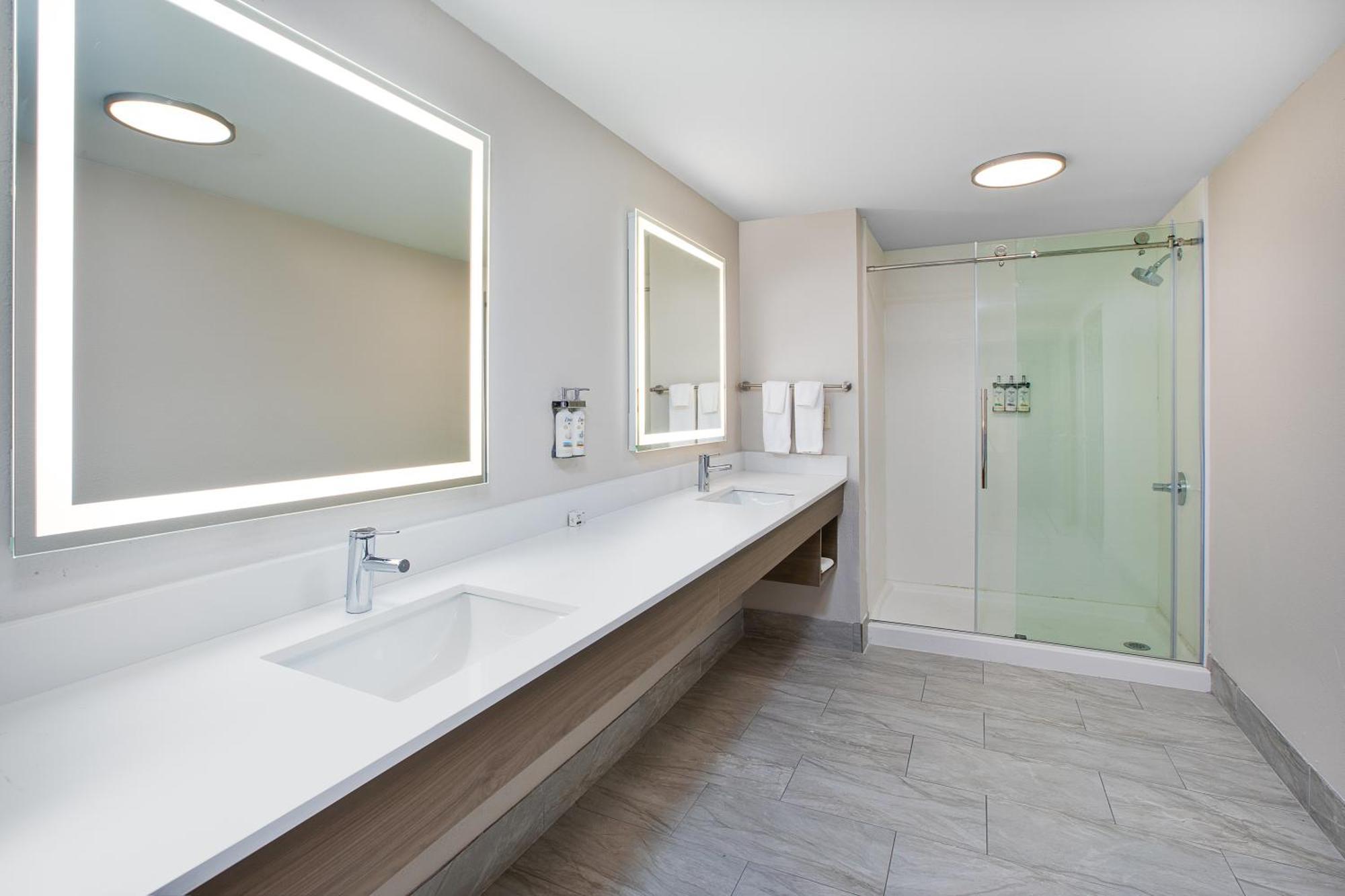 Holiday Inn Express & Suites Milwaukee Nw - Park Place By Ihg Kültér fotó