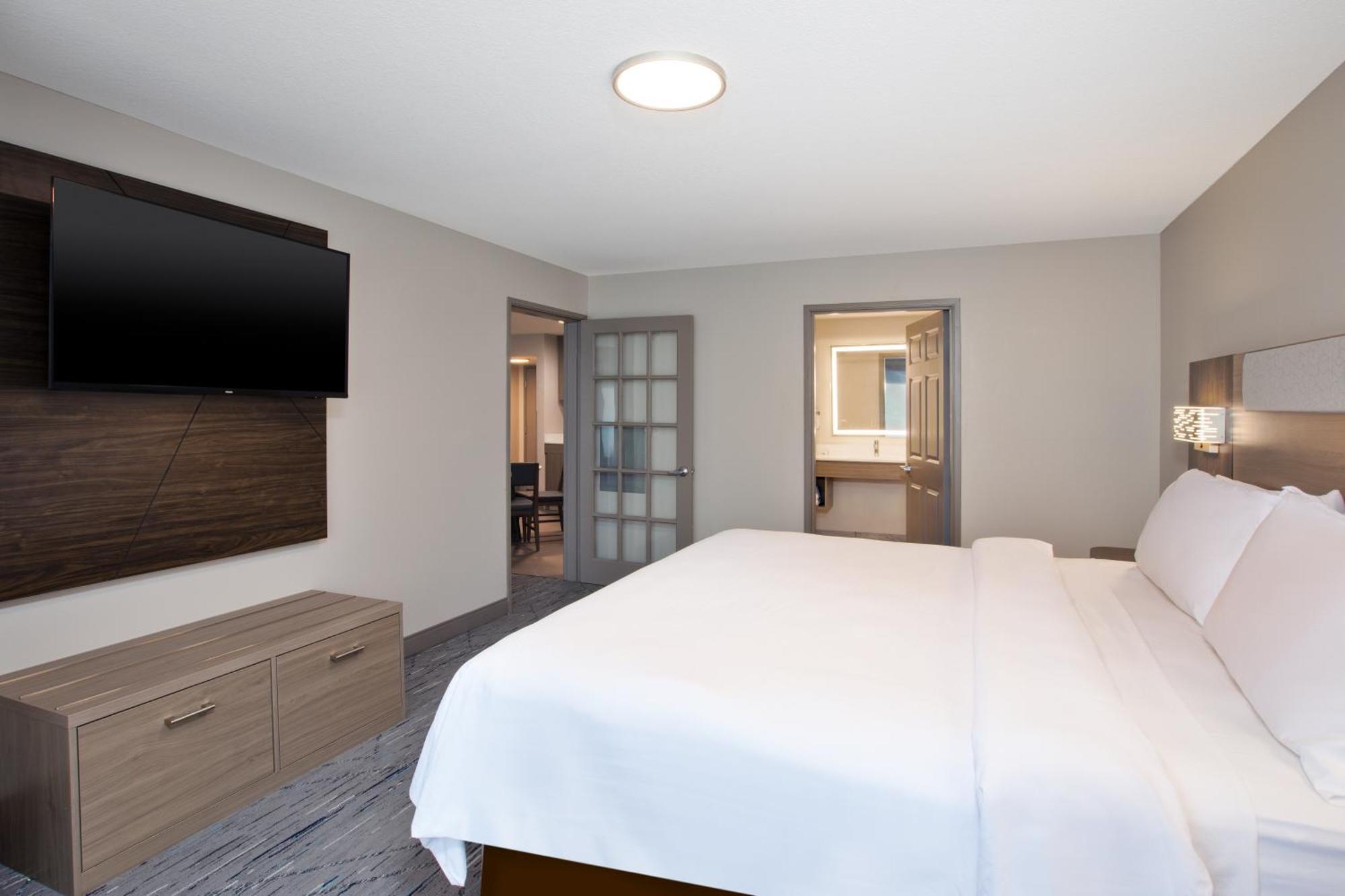 Holiday Inn Express & Suites Milwaukee Nw - Park Place By Ihg Kültér fotó