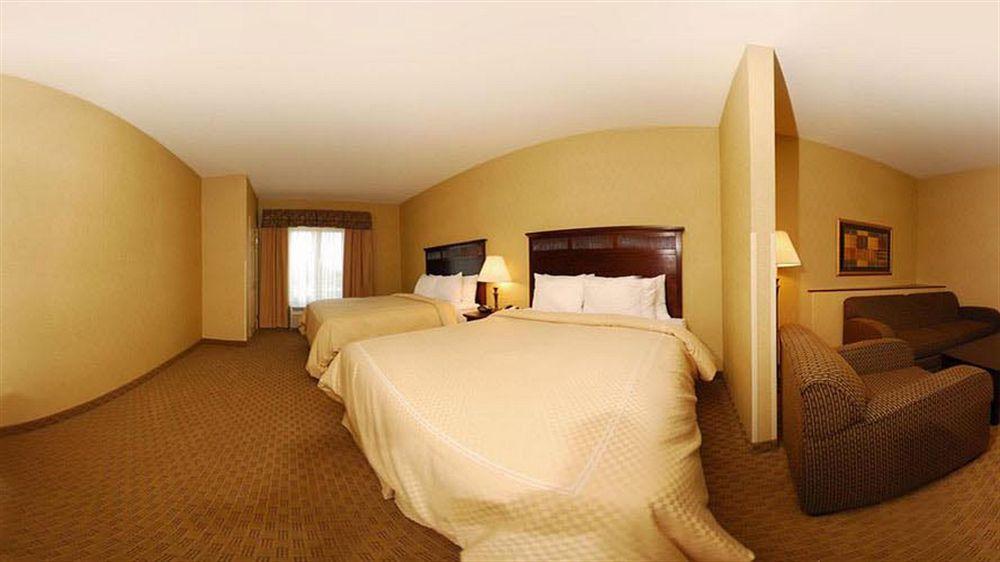 Holiday Inn Express & Suites Milwaukee Nw - Park Place By Ihg Kültér fotó