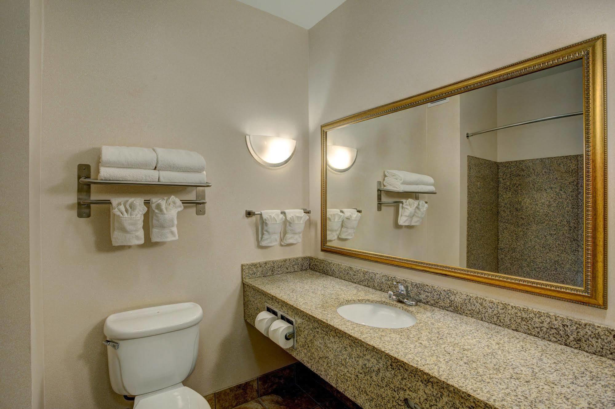 Holiday Inn Express & Suites Milwaukee Nw - Park Place By Ihg Kültér fotó