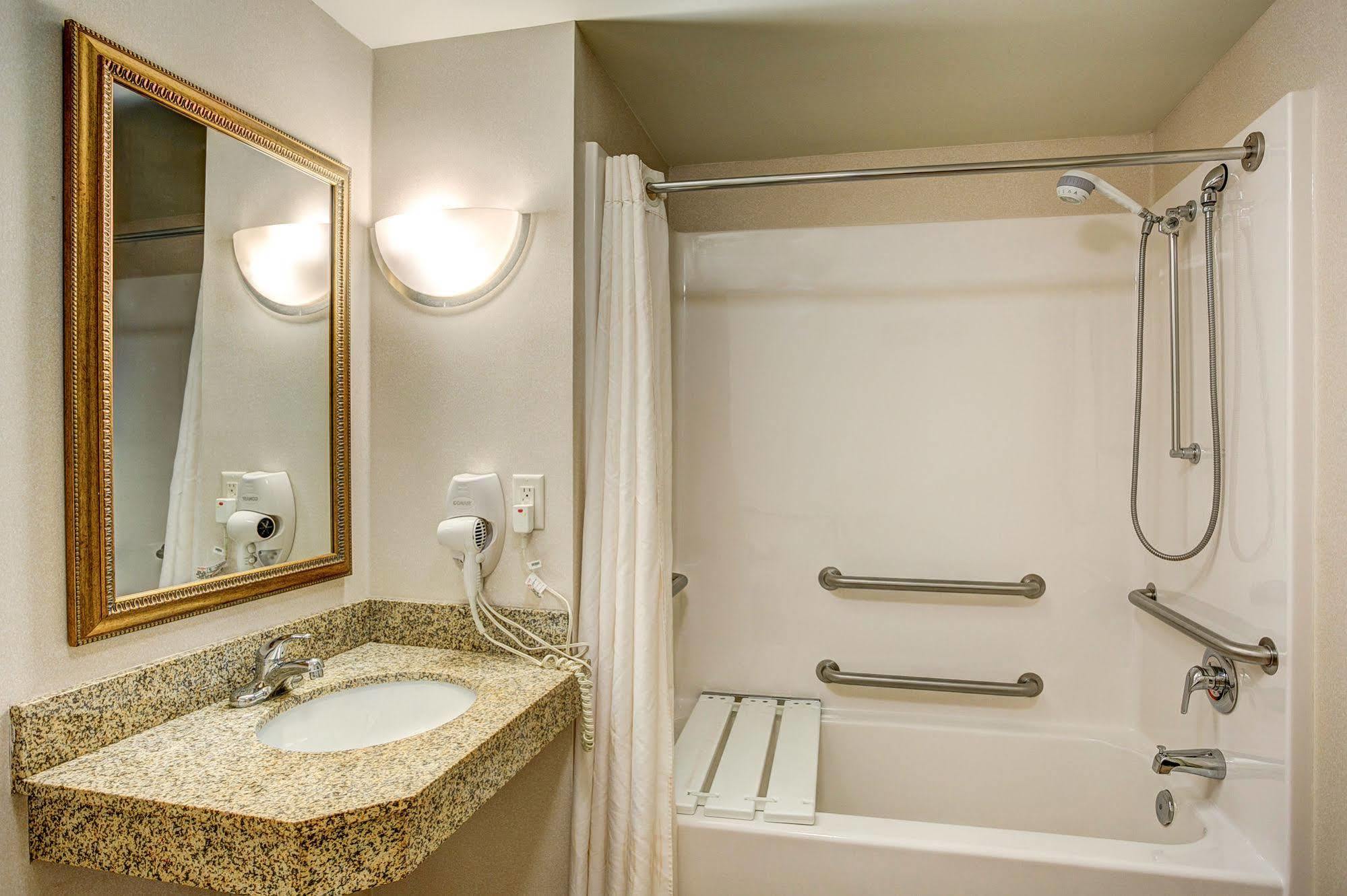 Holiday Inn Express & Suites Milwaukee Nw - Park Place By Ihg Kültér fotó