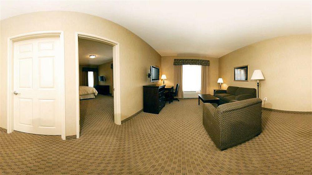 Holiday Inn Express & Suites Milwaukee Nw - Park Place By Ihg Kültér fotó